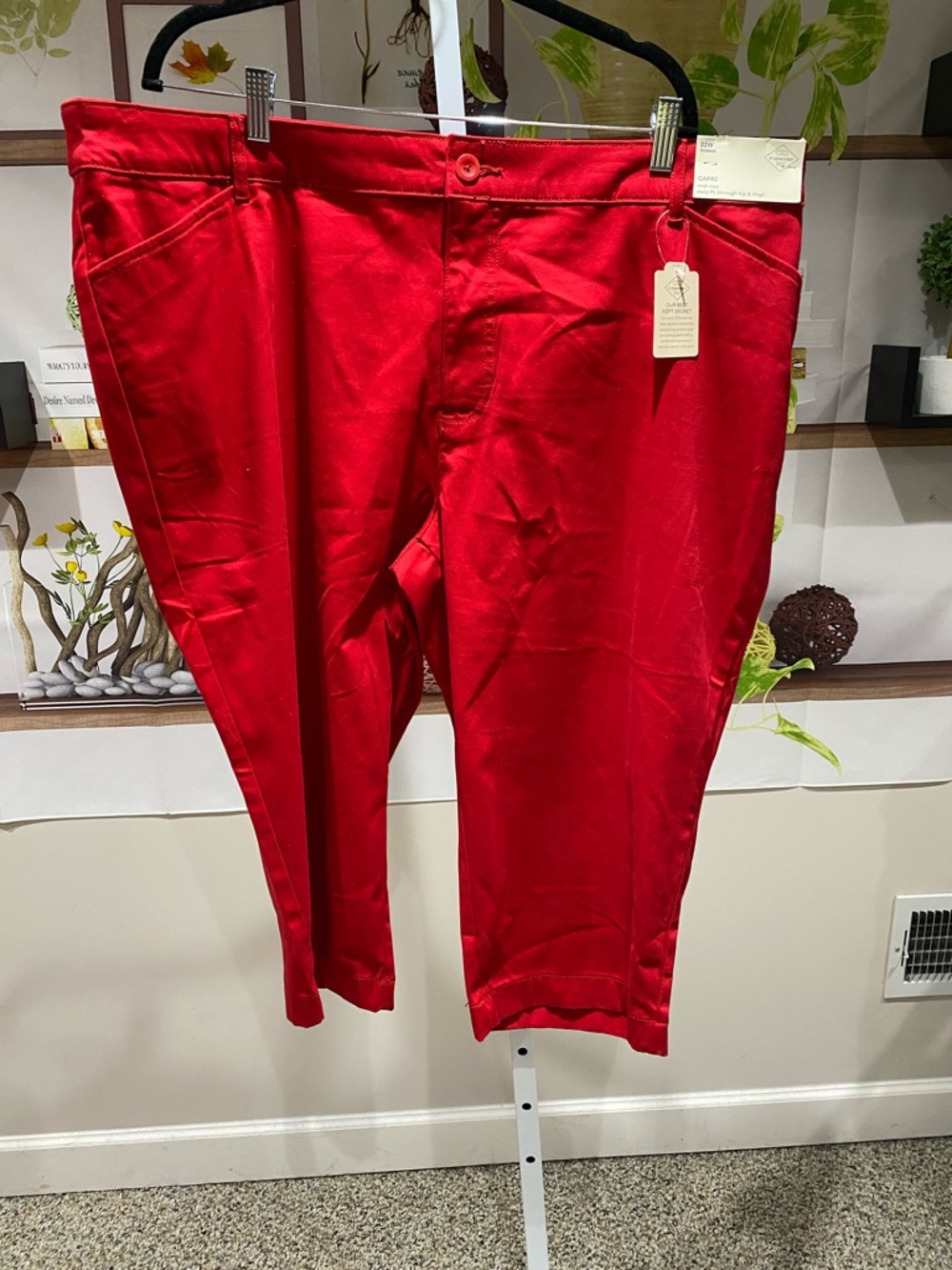 St. John's Bay Bright Red Capris size 22 W. Waist 23 rise13 length 20